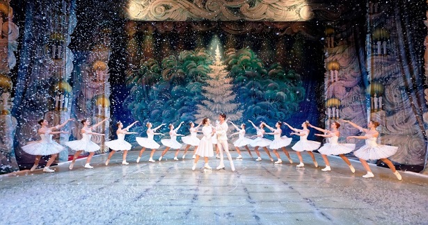 הבלט 'מפצח האגוזים' בביצוע התיאטרון הלאומי הרוסי על הקרח סנט פטרסבורג